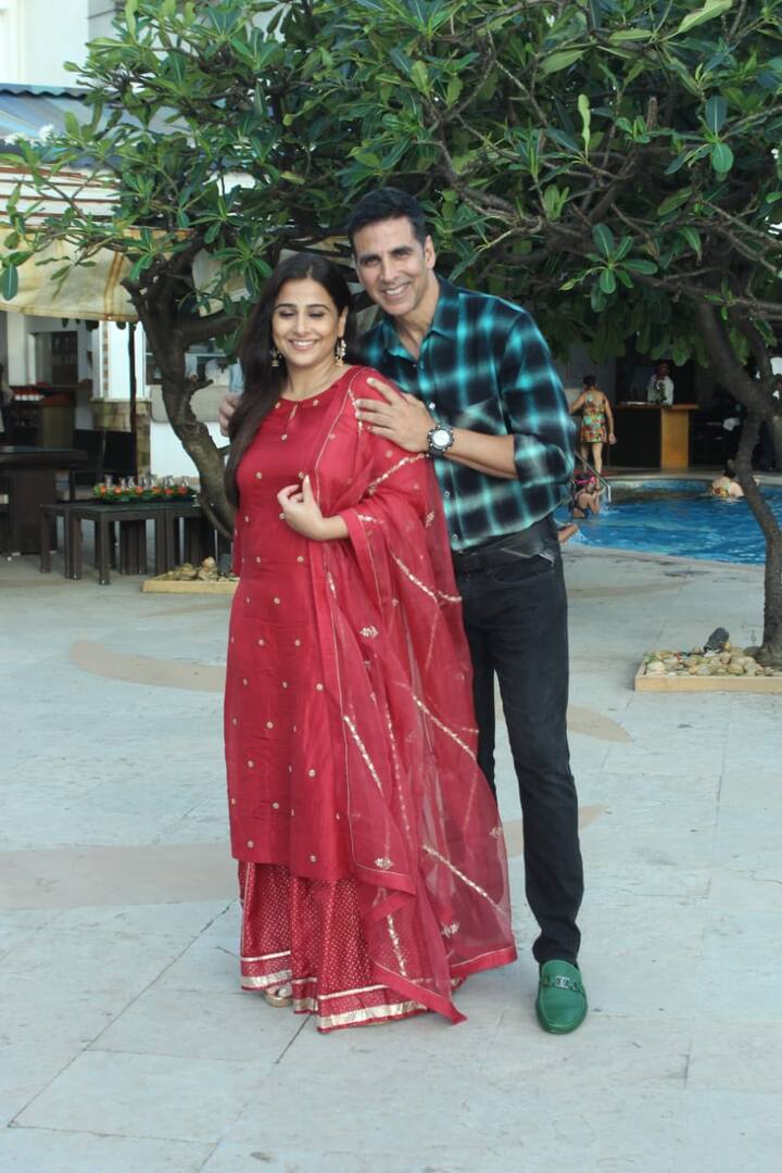 अक्षय कुमार और विद्या बालन अपनी फिल्म 'मिशन मंगल' के प्रमोशन इवेंट के दौरान काफी खूबसूरत अंदाज में दिखाई दिए. (Photo Credit: Manav Manglani)