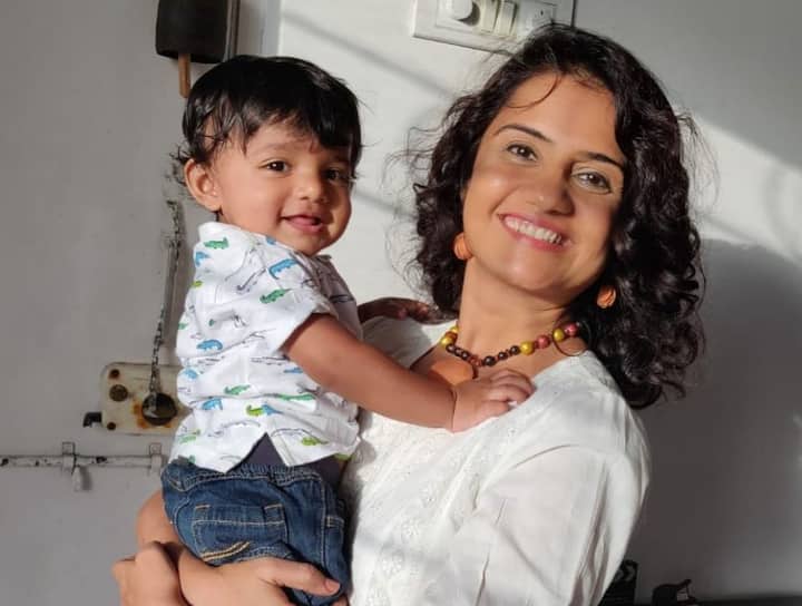 अमृता मशहूर टीवी एक्ट्रेस ज्योति सुभाष की बेटी हैं. अमृता ने थिएटर निर्देशक संदेश कुलकर्णी संग शादी रचाई है. उनकी एक बेटी है. 