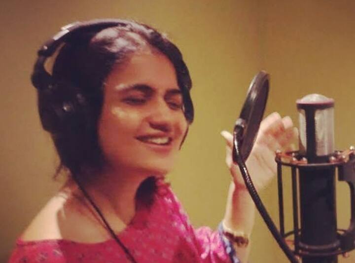 इसके अलावा अमृता का गाने का भी शौक है और वो एक प्रोफेशनल सिंगर हैं. उन्होंने कई मराठी फिल्मों में गीत भी गाए हैं. (सभी तस्वीरें- इंस्टाग्राम @amrutasubhash)