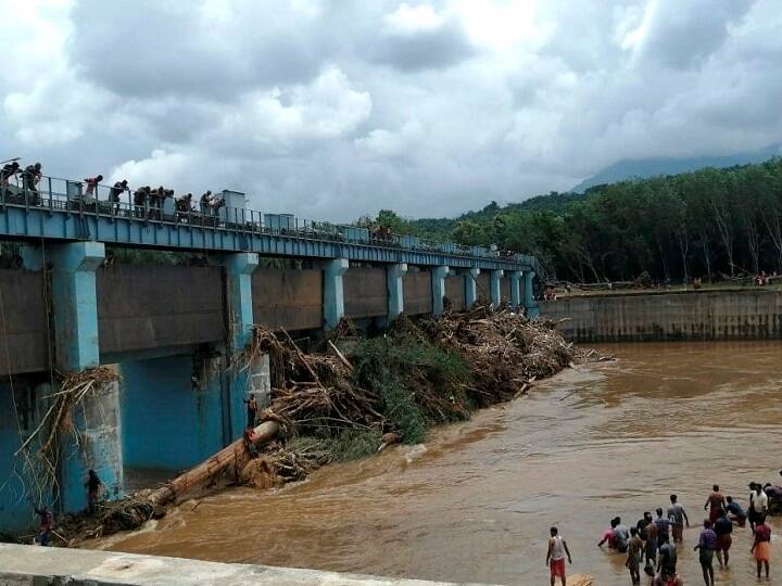 कर्नाटक के मुख्यमंत्री ने कहा कि अनुमान के अनुसार बाढ़ से 40,000 करोड़ रुपये से अधिक का नुकसान हुआ है.