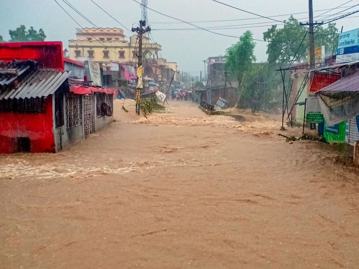 कर्नाटक में सरकार ने बताया कि जलाशयों में पानी का बहाव कम हुआ है और उत्तरी, तटीय और मलनाड के प्रभावित क्षेत्रों में हालात में सुधार हुआ है. पिछले सप्ताह इन क्षेत्रों में बारिश ने कहर मचाया था.