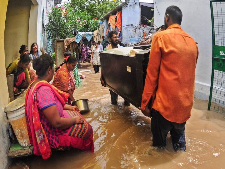 केरल में वर्षाजनित घटनाओं में अब तक 111 लोगों, मध्यप्रदेश में 70, महाराष्ट्र में 54, राजस्थान में पांच लोगों और आंध्रप्रदेश में एक व्यक्ति की मौत हो चुकी है. 
