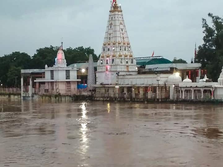 राजस्थान के हाड़ौती क्षेत्र में लगातार हो रही भारी बारिश के कारण बाढ़ के हालात हो गए हैं. बीते चौबीस घंटों में वर्षा जनित हादसों में पांच लोगों की मौत हो गई है और कोटा के जलमग्न कैथून कस्बे में राहत और बचाव काम के लिये सेना की मदद ली जा रही है.