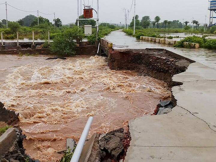 देश के कई राज्य बाढ़ और बारिश की समस्या से परेशान हैं. हालात का अंदाजा इस बात से लगाया जा सकता है कि बाढ़ से अत्यधिक प्रभावित पांच राज्यों में 241 लोगों की मौत हो गई है. बाढ़ प्रभावित राज्यों में महाराष्ट्र, केरल, मध्य प्रदेश, राजस्थान और कर्नाटक हैं. हालांकि, अब केरल के कई हिस्सों में पानी घटने लगा है. यहां जानें पूरे देश में बाढ़ और बारिश ने कैसे तबाही और लोगों का जीना मुश्किल कर दिया है.