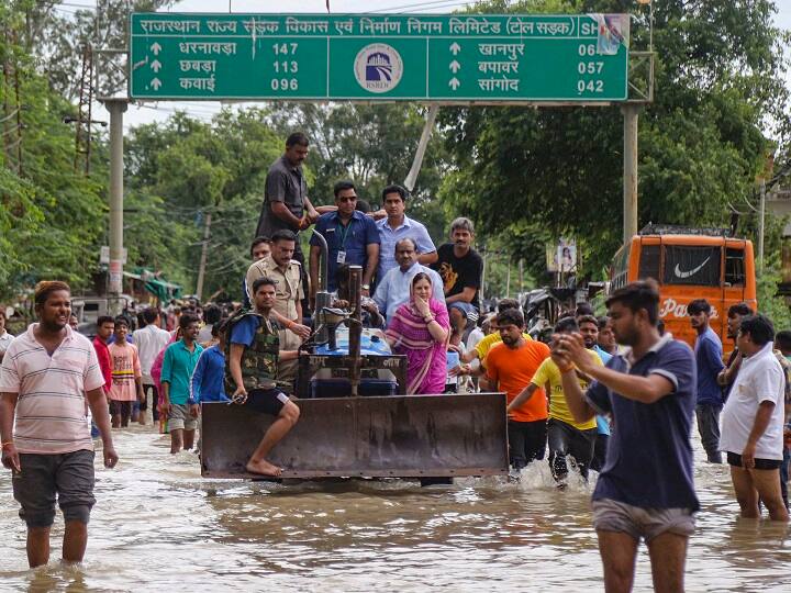 मौसम विभाग के अनुसार राजस्थान के जोधपुर, नागौर और पाली के लिए अगले 24 घंटे के लिए रेड अलर्ट जारी किया गया है. 