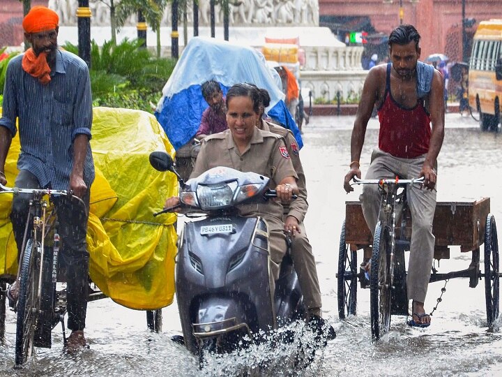 Weather Updates north india no rain in delhi Assam flood situation continues UP receives heavy rain in few parts Weather Update: उमस से बेहाल दिल्ली बारिश को तरसी, हिमाचल-यूपी-राजस्थान में लगातार बरस रहे बादल