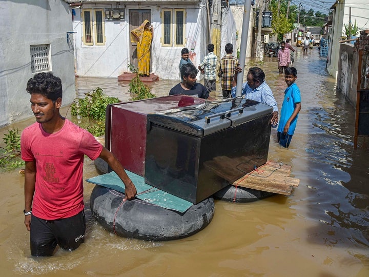 कर्नाटक में बाढ़ की वजह से अब भी 14 लोगों को लापता बताया जा रहा है. वहीं अब तक सात लाख लोगों को सुरक्षित स्थानों पर पहुंचाया गया है.