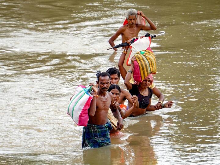 कर्नाटक में शुक्रवार को तीन और शव बरामद होने के साथ ही बाढ़ से मरने वालों की संख्या बढ़कर 65 हो गई है वहीं राज्य में राहत और पुनर्वास का काम जारी है.