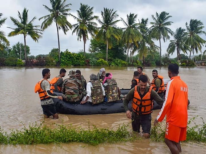 केरल में वर्षा से थोड़ी राहत मिली. मुख्यमंत्री पिनराई विजयन ने कहा कि 31 लोग अब भी लापता है और 1.47 लाख से अधिक लोग राहत शिविरों में हैं.