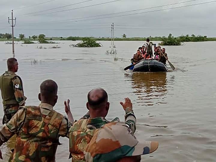 आंध्रप्रदेश में गुंटूर और कृष्णा जिलों में 4,000 से अधिक लोगों को राहत शिविरों में पहुंचाया गया. राज्य में कृष्णा नदी उफान पर है जिससे बाढ़ आ गयी है और सामान्य जनजीवन प्रभावित हुआ है. बाढ़ प्रभावित पश्चिमी महाराष्ट्र और मध्यप्रदेश में मौसम में सुधार हुआ जिससे प्रशासन ने बचाव एवं राहत कार्य तेज कर दिया.