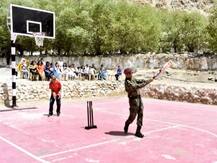 एम एस धोनी का अलग अंदाज, लेह में बास्केटबॉल कोर्ट में बच्चों के साथ खेला क्रिकेट, तस्वीर वायरल