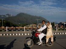 कश्मीर में 2G मोबाइल इंटरनेट सेवा शुरू, काम कर रहे हैं 50 हजार लैंडलाइन फोन, जानें 10 बड़ी बातें