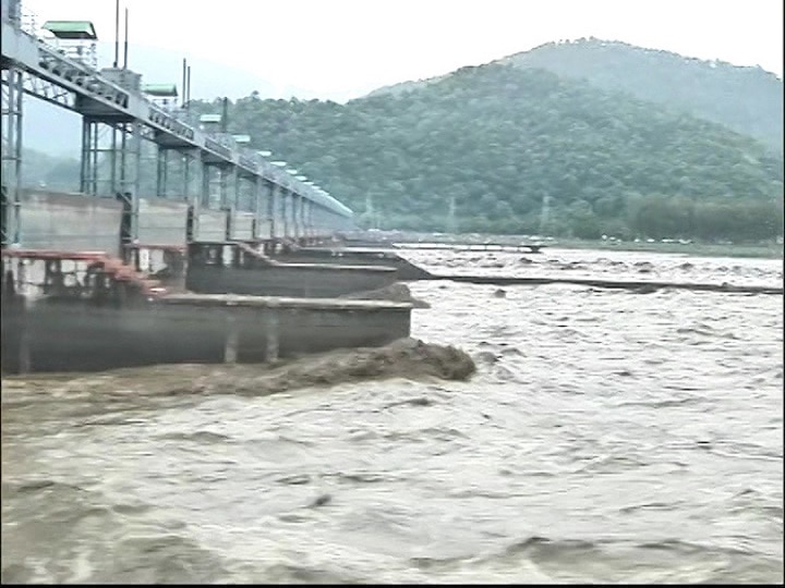 2.5 lakhs cusecs water released from dakpathar barrage, will reach delhi in 12 to 14 hours डाकपत्थर बैराज से छोड़ा गया 2.5 लाख क्यूसेक पानी, 12-14 घंटे में पहुंचेगा दिल्ली