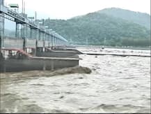 डाकपत्थर बैराज से छोड़ा गया 2.5 लाख क्यूसेक पानी, 12-14 घंटे में पहुंचेगा दिल्ली