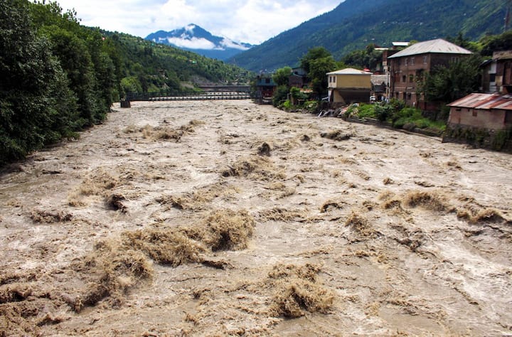 उत्तराखंड के ज्यादातर स्थानों पर पिछले 24 घंटों से लगातार हो रही भारी बारिश के कारण कई जगह बादल फटने और भूस्खलन होने से तीन व्यक्तियों की मृत्यु हो गयी जबकि 22 अन्य लापता हो गये.