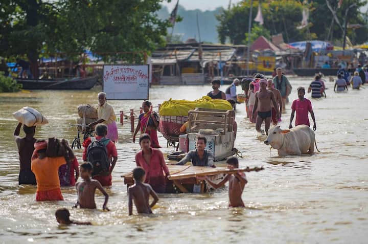 हरियाणा और पंजाब में लगातार बारिश होने से रविवार को कुछ इलाकों में बाढ़ का खतरा पैदा हो गया हालांकि अधिकारियों ने दोनों राज्यों में हाई अलर्ट की चेतावनी जारी की है.