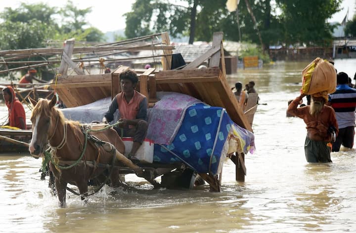 पंजाब के एक गांव में बारिश के कारण एक घर की छत ढह जाने से तीन लोगों की मौत हो गयी.