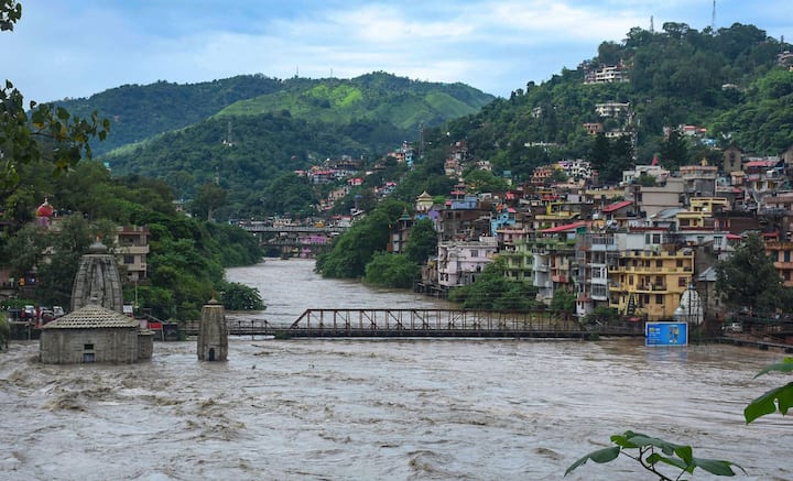 राज्य में भूस्खलन की कई घटनाओं के चलते कई रेल मार्गों के अवरूद्ध हो जाने के कारण शिमला और कालका के बीच ट्रेन सेवाएं बाधित हैं.