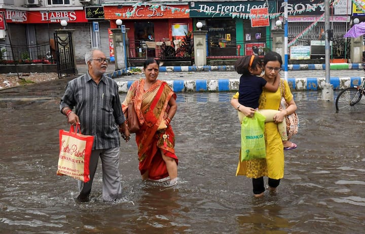 पश्चिम बंगाल में शहरी इलाकों खासकर दक्षिण बंगाल के अधिकतर हिस्सों में दो से मूसलाधार बारिश के बाद अब स्थिति में सुधार हो रहा है.