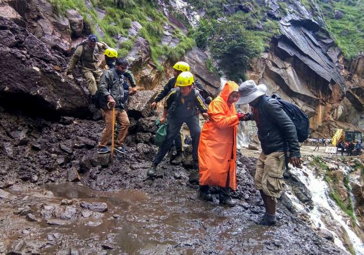 भारी बारिश के बाद हरिद्वार में भी अलर्ट जारी किया गया है. हरिद्वार प्रशासन गंगा के जल स्तर पर निगाह बनाए हुए है और सभी बाढ़ चौकियों को भी हाई अलर्ट पर रखा गया है.