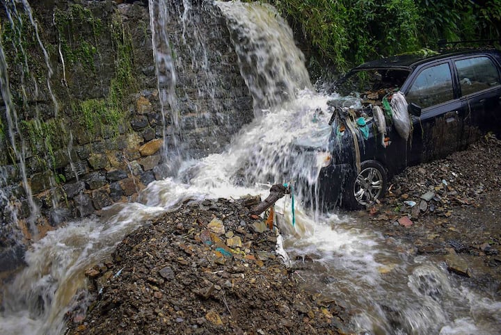 उत्तराखंड में बारिश की चेतावनी के मद्देनजर पौड़ी, नैनीताल, देहरादून, चंपावत, उत्तरकाशी, अल्मोड़ा, पिथौरागढ़, चमोली में आज अवकाश घोषित किया गया है.