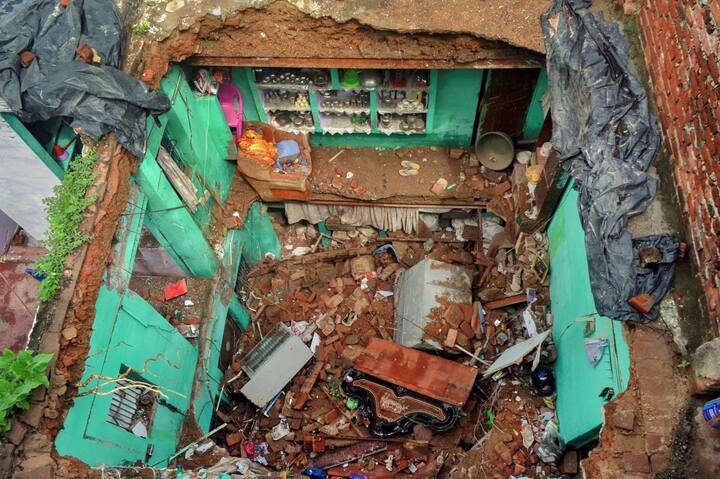 उत्तरकाशी जिले के मोरी ब्लॉक में कल और आज की मध्यरात्रि में बादल फटने से यमुना की सहायक नदियों में आयी बाढ ने कई गांवों में तबाही मचायी जिससे आराकोट, माकुडी, मोल्डा, सनेल, टिकोची और द्विचाणु में कई मकान ढह गये.