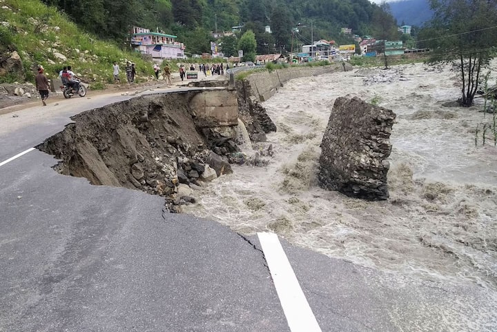 नौ व्यक्तियों की मौत शिमला में जबकि सोलन में पांच, कुल्लू, सिरमौर और चंबा में दो..दो व्यक्तियों की और उना और लाहौल..स्पीति जिलों में एक-एक व्यक्ति की मौत हो गयी.