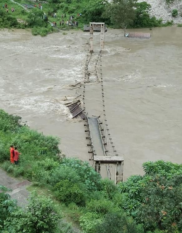 . हरिद्वार में गंगा का जलस्तर रात दस बजे बढ़कर 293.70 मीटर पर पहुंच गया. खतरे का निशान 294 मीटर है. हरिद्वार जिलाधिकारी दीपेंद्र चौधरी का कहना है कि पहाड़ों में जब ज्यादा बारिश होती है तो हरिद्वार में पहले से ही अलर्ट कर दिया जाता है. इसको देखते हुए हमारी तरफ से पूरी तैयारी की जाती है.