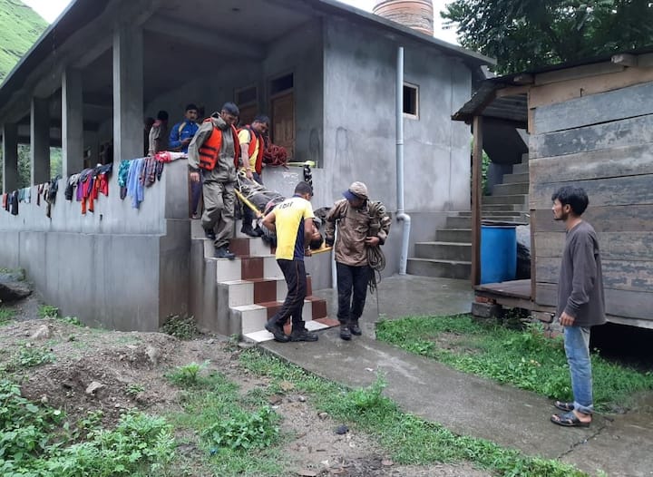 देहरादून में भी मौसम विभाग द्वारा जारी की गई भारी बारिश की चेतावनी के कक्षा 1 से कक्षा 12 तक के सभी सरकारी और गैर सरकारी स्कूलों और आंगनवाड़ी केंद्र आज बंद हैं