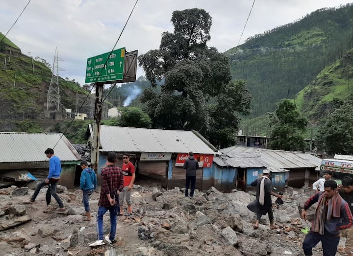 इसके अलावा नैनीताल मे भी भारी बारिश की आशंका के चलते आज स्कूल बंद रहेंगे.