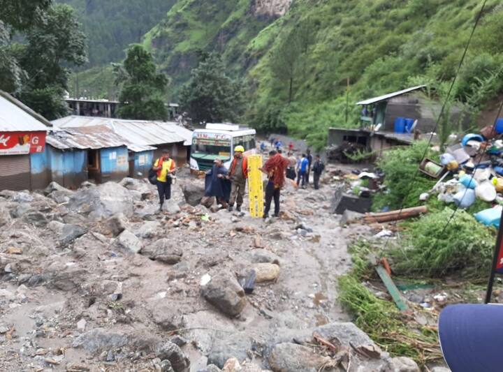 राज्य में बारिश की चेतावनी के मद्देनजर पौड़ी, नैनीताल, देहरादून, चंपावत, उत्तरकाशी, अल्मोड़ा, पिथौरागढ़, चमोली में आज अवकाश घोषित किया गया है. 