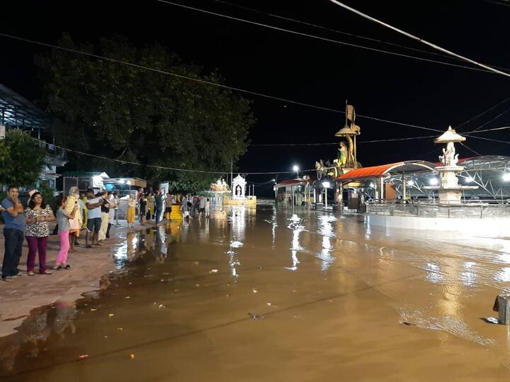 हरिद्वार में त्रिवेणी घाट का पूरा प्लेटफार्म जलमग्न हो गया है. यहां 40 वीं बटालियन आपदा टीम की पुलिस चौकी बह गई है. आरती घाट पूरी तरह से जल मग्न है. हालात को देखते हुए पूरे क्षेत्र की विद्युत आपूर्ति बंद कर दी गई है.