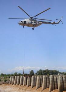 PHOTOS: तवी नदी में फंसे चार लोगों को काफी मशक्कत के बाद वायुसेना ने निकाला