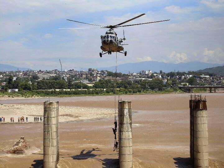 जम्मू-कश्मीर की तवी नदी में फंसे दो लोगों को वायुसेना ने काफी मशक्कत के बाद बचा लिया. तवी नदी में सुबह करीब 11.30 बजे फ्लैश फ्लड में चार लोग मछली पकड़ने गए थे और वह पानी के तेज बहाव के बीच फंस गए. 