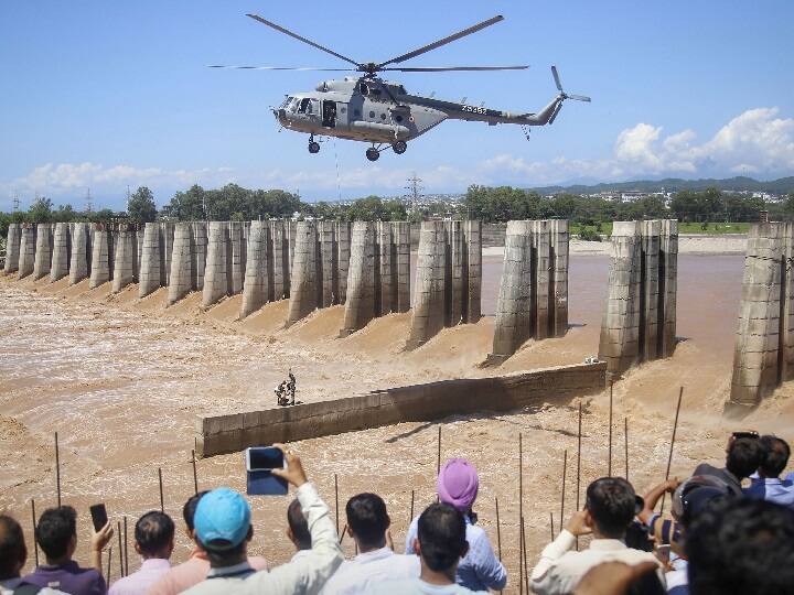 अधिकारियों ने बताया कि सभी बागवती नगर में एक झील बनाने के लिए बनाए गए एक खंभे के नीचे बने एक ठोस प्लेटफार्म पर फंसे हुए थे. यहां तक एनडीआरएफ और पुलिस के जवान पहुंचने में विफल रहे, इसके बाद वायुसेना को बुलाया गया. 