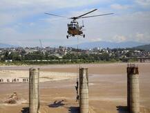 PHOTOS: तवी नदी में फंसे चार लोगों को काफी मशक्कत के बाद वायुसेना ने निकाला