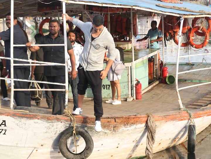 अक्षय कुमार आज मुंबई में वर्सोवा जेट्टी में एक नाव पर नज़र आए. इस दौरान उन्होंने वहां जमकर मस्ती की और साथ ही तस्वीरों के लिए खतरनाक किस्म के पोज़ भी दिए. (तस्वीर मानव मंगलानी)