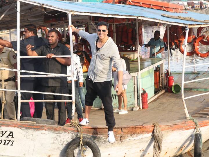 इस दौरान उस नाव पर कई और लोग भी थे हालांकि अक्षय के सुरक्षाकर्मी उनके पीछे खडे़ थे ताकि कोई उनके पास न आए. (तस्वीर मानव मंगलानी)