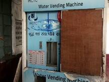 मुजफ्फरपुर: रेलवे प्लेटफॉर्म पर पानी की मशीन की आड़ में चल रहा था शराब ब्रिकी का धंधा, वेंडर गिरफ्तार