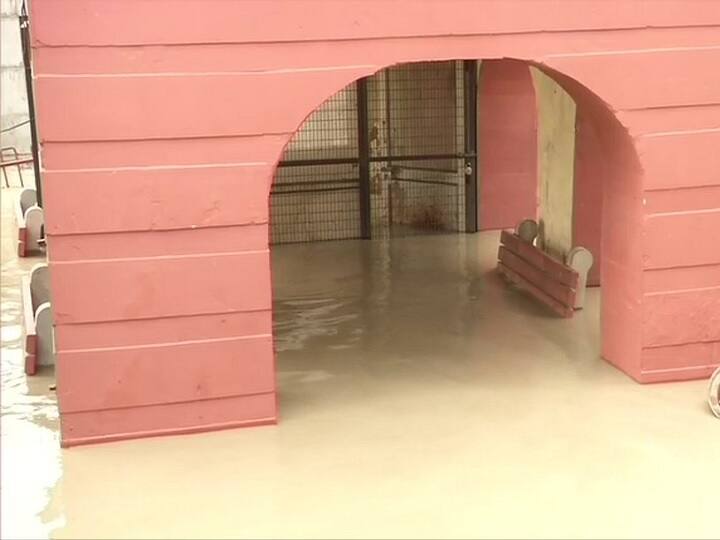 delhi Yamuna river Water overflowing over Nigambodh Ghat दिल्ली: यमुना की चपेट में निगम बोध घाट, अंतिम संस्कार करने में आ रही है परेशानी