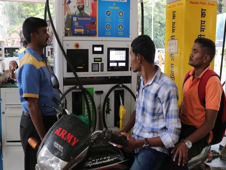 यूपी में पेट्रोल-डीजल महंगा: विपक्ष ने योगी सरकार को घेरा, BJP ने कहा- किसी से नहीं वसूल रहे पर्सनल टैक्स UP: Mayawati and akhilesh yadav attacks cm yogi adityanath over petrol diesel prices hike यूपी में पेट्रोल-डीजल महंगा: विपक्ष ने योगी सरकार को घेरा, BJP ने कहा- किसी से नहीं वसूल रहे पर्सनल टैक्स