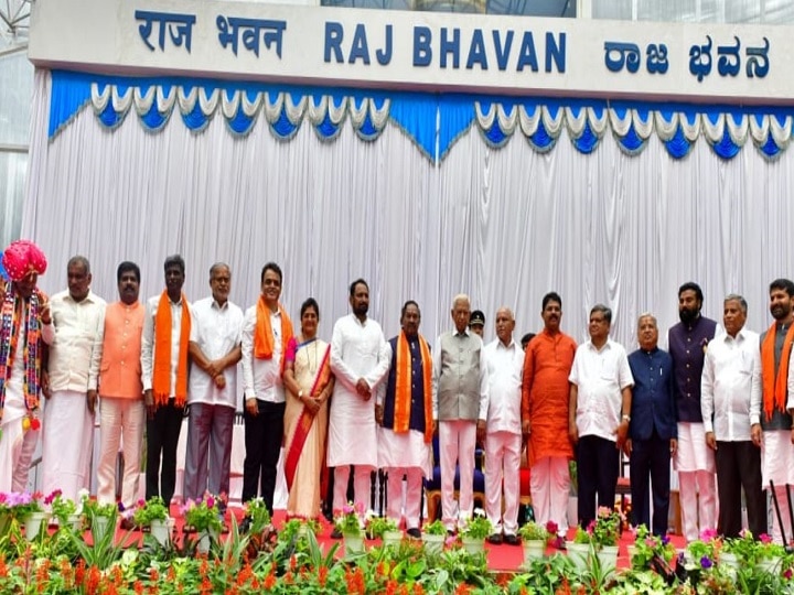 Karnataka CM Yeddyurappa inducts 17 MLAs in first cabinet expansion येदियुरप्पा के मंत्रिमंडल में 17 विधायकों को मंत्री पद, नाराज़ चल रहे विधायकों को मनाने की कवायद तेज़