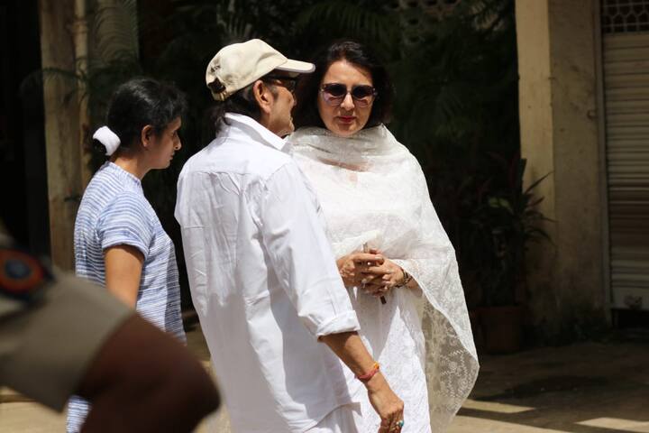 अभिनेत्री पूनम ढिल्लन भी इस दौरान खय्याम के अंतिम दर्शन के लिए पहुंचीं. (Photo Credit: Manav Manglani)