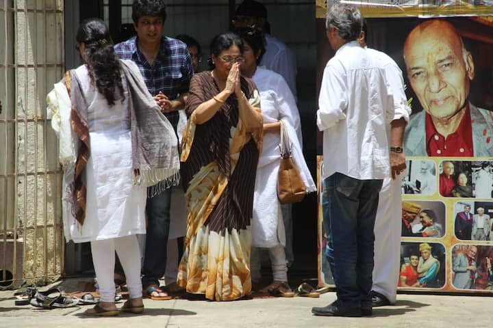 ऐसे में खय्याम साहेब के अंतिम दर्शन के लिए बॉलीवुड सितारे उनके निवास स्थान पर पहुंचें. (Photo Credit: Manav Manglani)