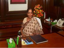 डायरेक्ट टैक्स कोड पर टास्क फोर्स ने रिपोर्ट वित्त मंत्री को सौंपी, लागू हुई तो टैक्स देने वालों को मिलेगी राहत