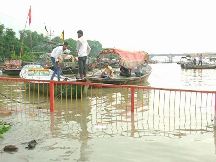 UP- river Ganga and Yamuna are causing havoc in Prayagraj, boats are running on the roads यूपी: प्रयागराज में तबाही मचा रही हैं गंगा और यमुना, सड़कों पर चल रही हैं नावें
