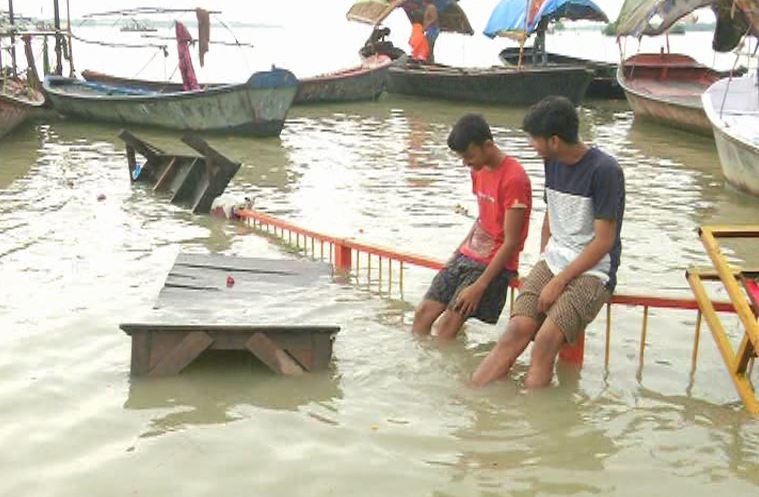 यूपी: प्रयागराज में तबाही मचा रही हैं गंगा और यमुना, सड़कों पर चल रही हैं नावें