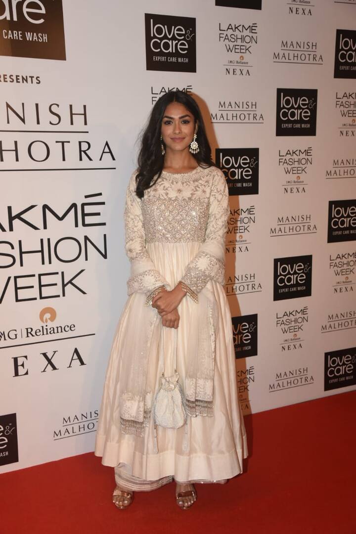 'सुपर 30' और 'बाटला हाउस' में नज़र आ चुकी अभिनेत्री मृणाल ठाकुर भी यहां नज़र आईं.