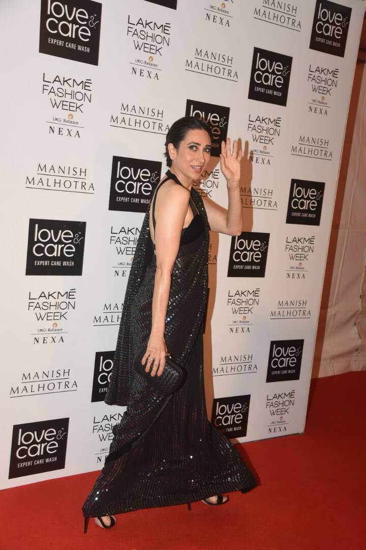 करिश्मा कपूर ब्लैक साड़ी में बहुत ही खूबसूरत नज़र आ रही थीं.