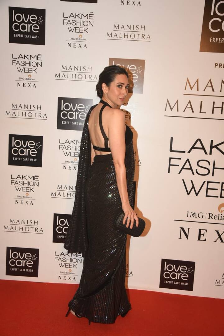 काफी समय से फिल्मी पर्दे से दूर करिश्मा कपूर आज जब ब्लैक सारी में इस शो में पहुंचीं तो सबकी निगाहें उन पर थम गईं.